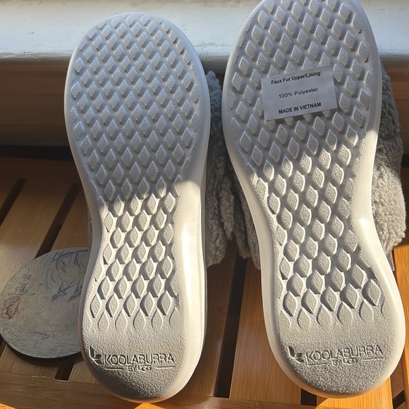 New in box. Koolaburra by UGG Womens Pasea Slide Sandal Slippers Grey NWOT - Picture 2 of 3
